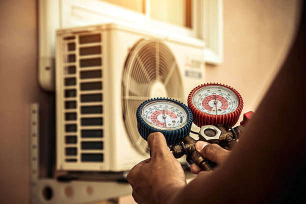 Professional Hvac technician working in Benton City, WA
